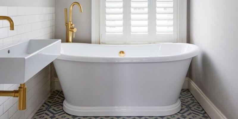 white freestanding bath