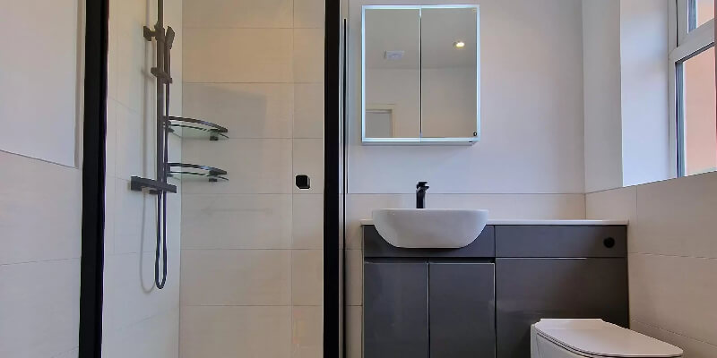 black and white modern bathroom