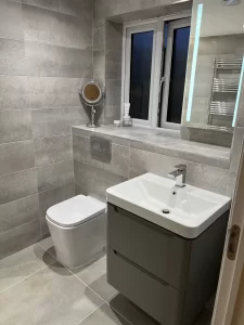 modern-toilet-in-ensuite-scaled