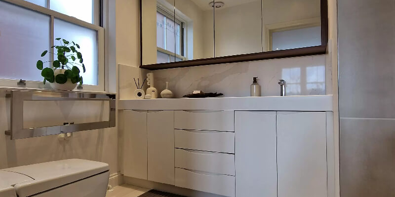 white modern bathroom 